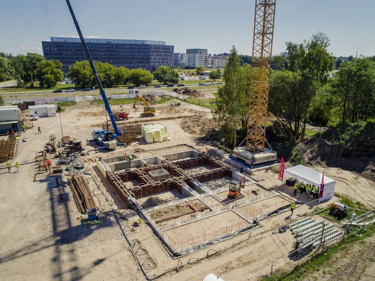 Iemūrē kapsulu daudzdzīvokļu projekta “Moho Garden” ēkas pamatos