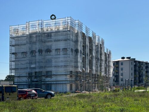 Nosvinēti Spāru svētki 15. daudzdzīvokļu ēkai projektā “Dreilinga mājas”