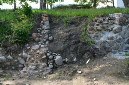 Valmierā atrasti seni laukakmeņu mūrējumi