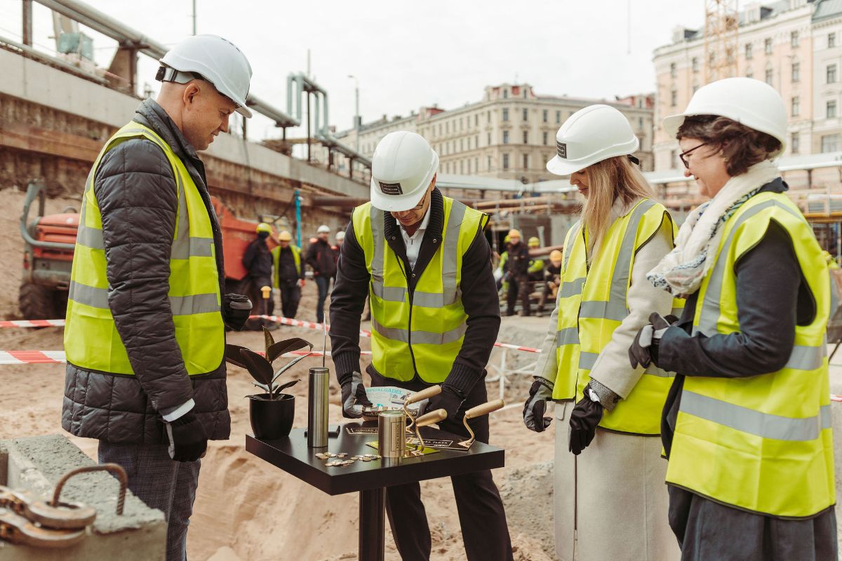 Svinīgi ielikts biroju centra “Novira Plaza” pamatakmens
