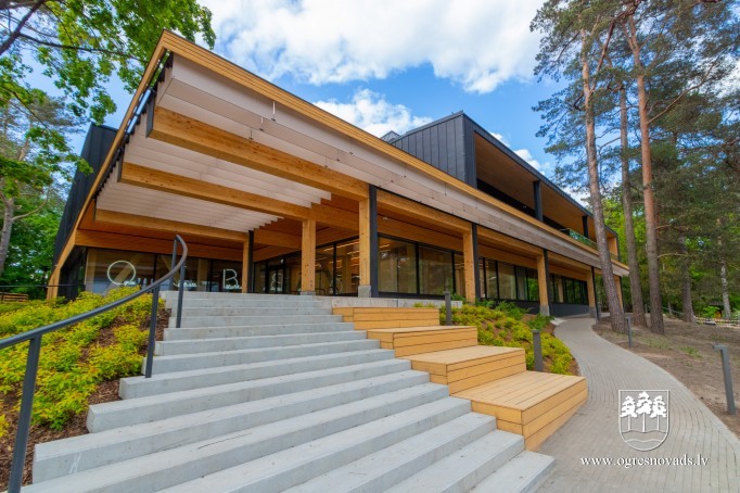 Atklāta jaunā Ogres centrālā bibliotēka