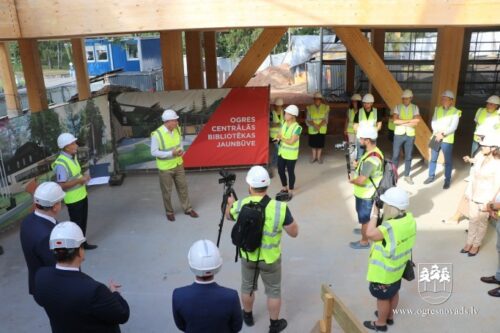 Nosvinēti spāru svētki Ogres Centrālās bibliotēkas jaunbūvē