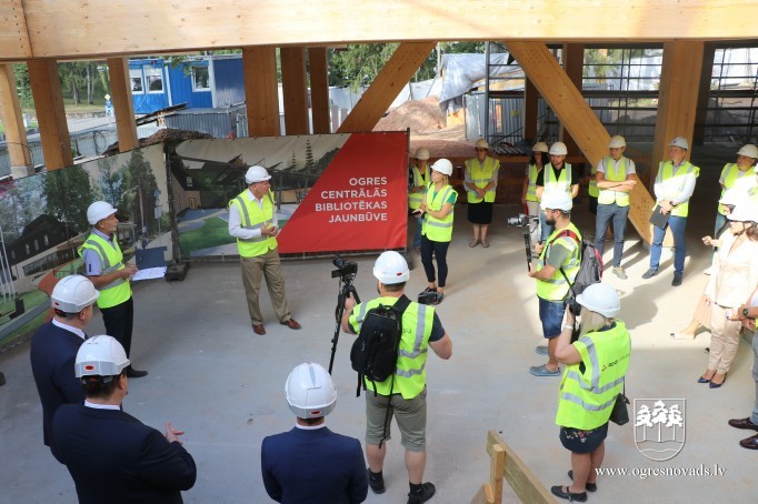 Nosvinēti spāru svētki Ogres Centrālās bibliotēkas jaunbūvē