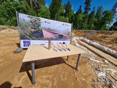 Topošās Ogres Valsts ģimnāzijas pamatos iemūrē kapsulu