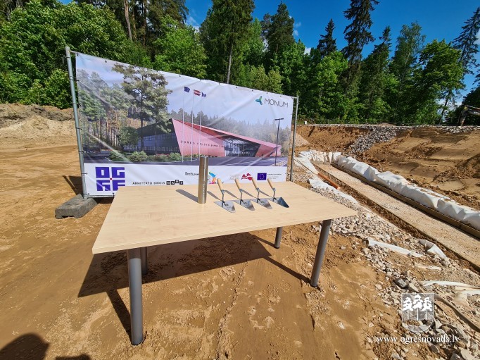 Topošās Ogres Valsts ģimnāzijas pamatos iemūrē kapsulu