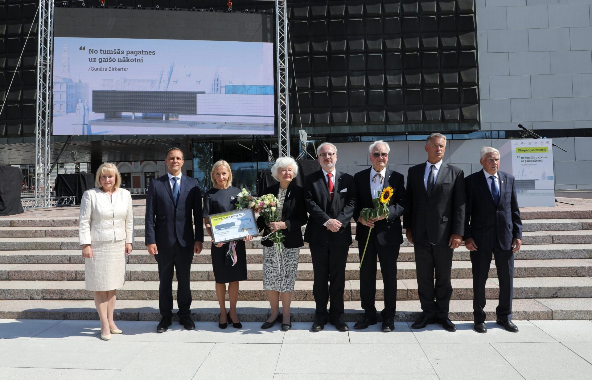 Okupācijas muzejam svinīgi nodod atjaunotās ēkas atslēgas