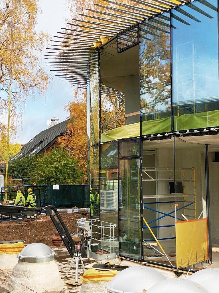 Integrālās izglītības institūta topošā mājvieta Ķīpsalā nosvin spāru svētkus