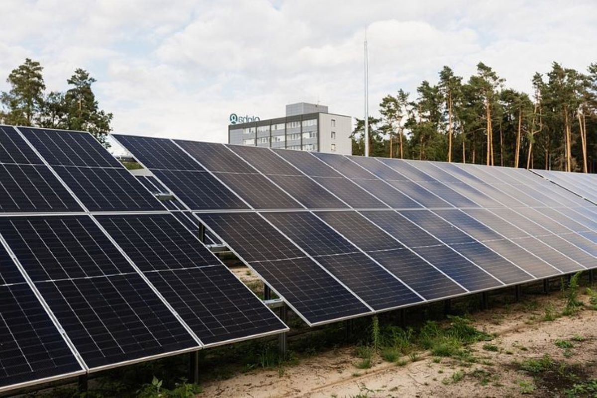 Atklāj vienu no lielākajiem saules paneļu parkiem ražošanas uzņēmuma teritorijā