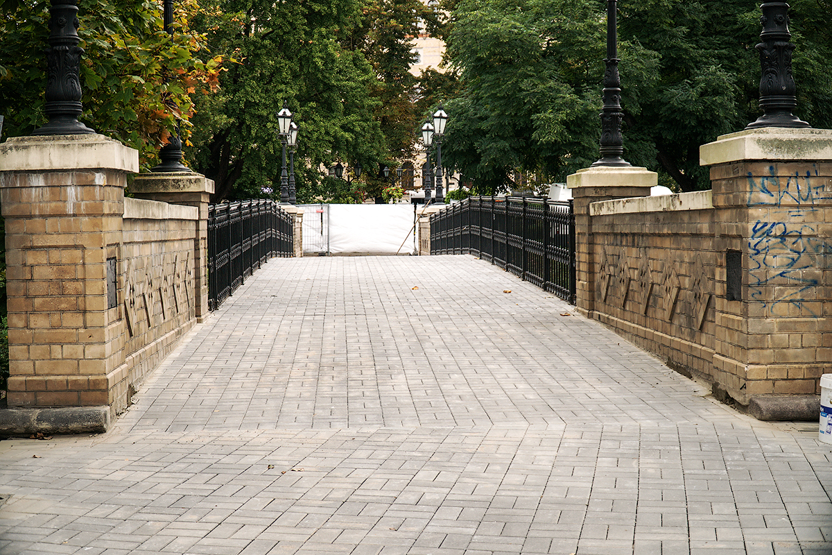 Rīgā Operas tiltiņam atjaunots segums