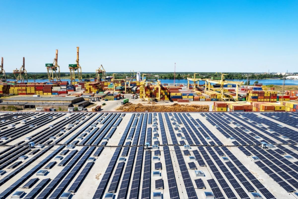 Rīgas ostā izbūvēta jau otrā saules paneļu elektrostacija