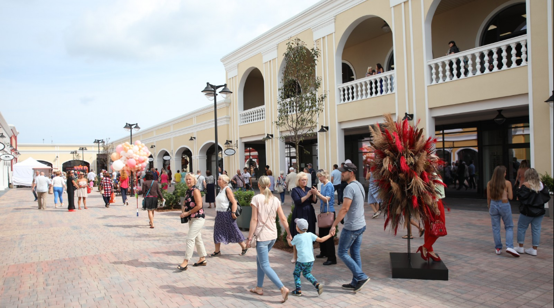 Svinīgi atklāts “outlet” ciemats Piņķos