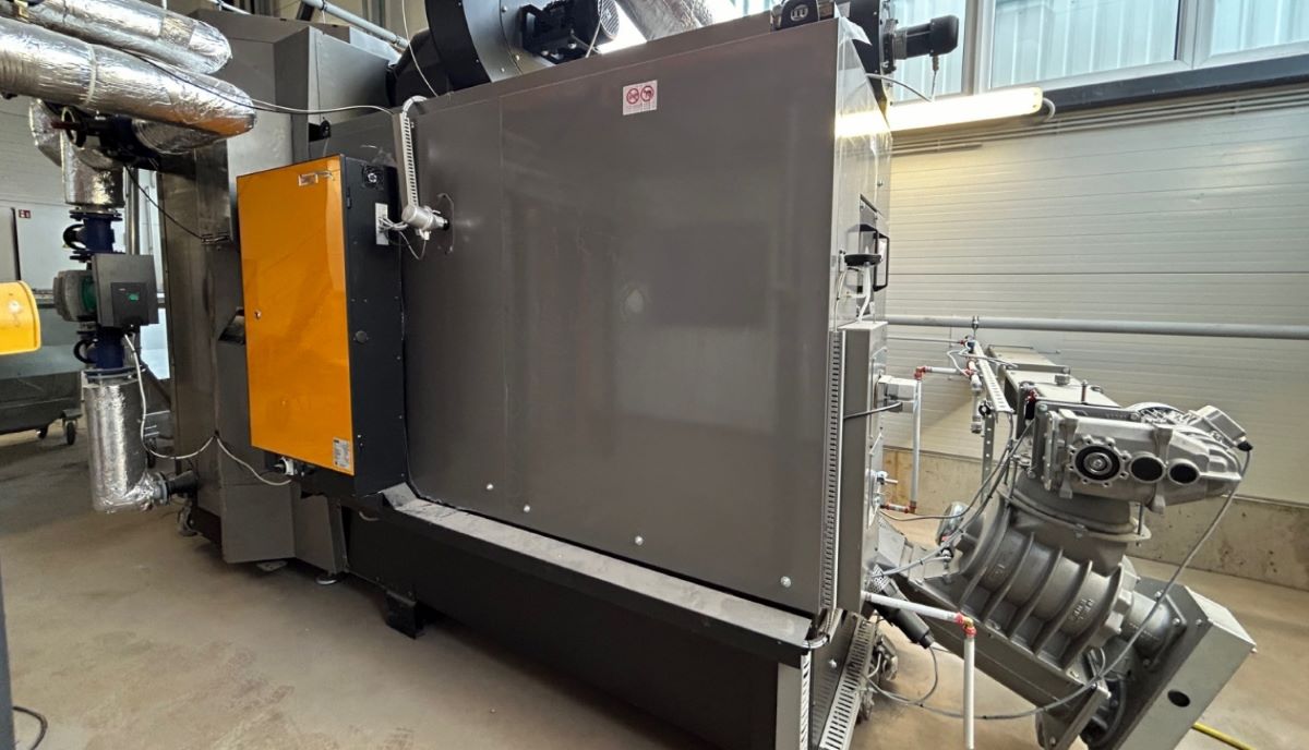 Ozolnieku šķeldas katlu mājā uzstādīts jauns ūdenssildāmais katls