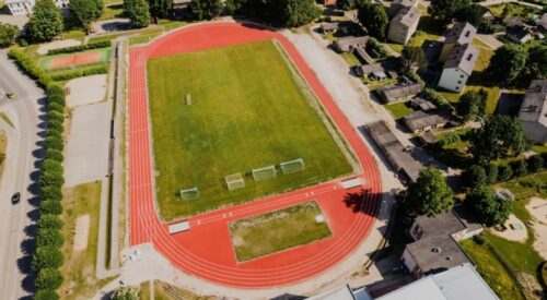 Atjaunos Ozolnieku Sporta skolas stadiona laukumu
