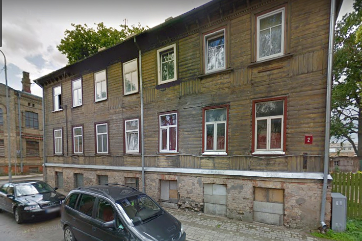 Jelgavā ēka Palīdzības ielā 2 – dzīvošanai bīstama