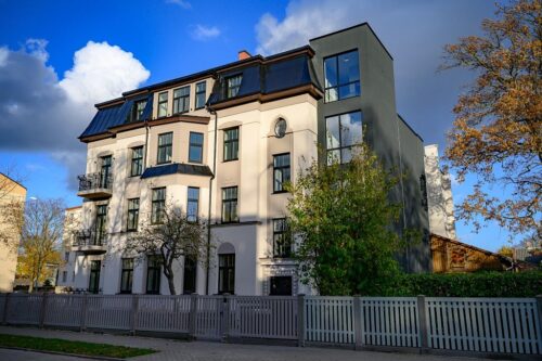 Liepājā atjaunota jūgendstila dzīvokļu māja