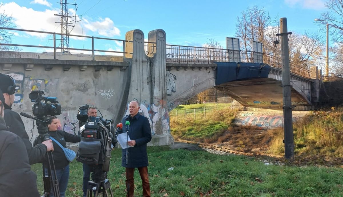 Sliktā tehniskā stāvokļa dēļ satiksmei slēgs dzelzceļa pārvadu Altonavas ielā Rīgā