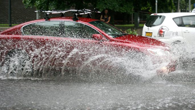 Pēc spēcīgajām lietavām Rīgā notiek ūdens peļķu atsūknēšana