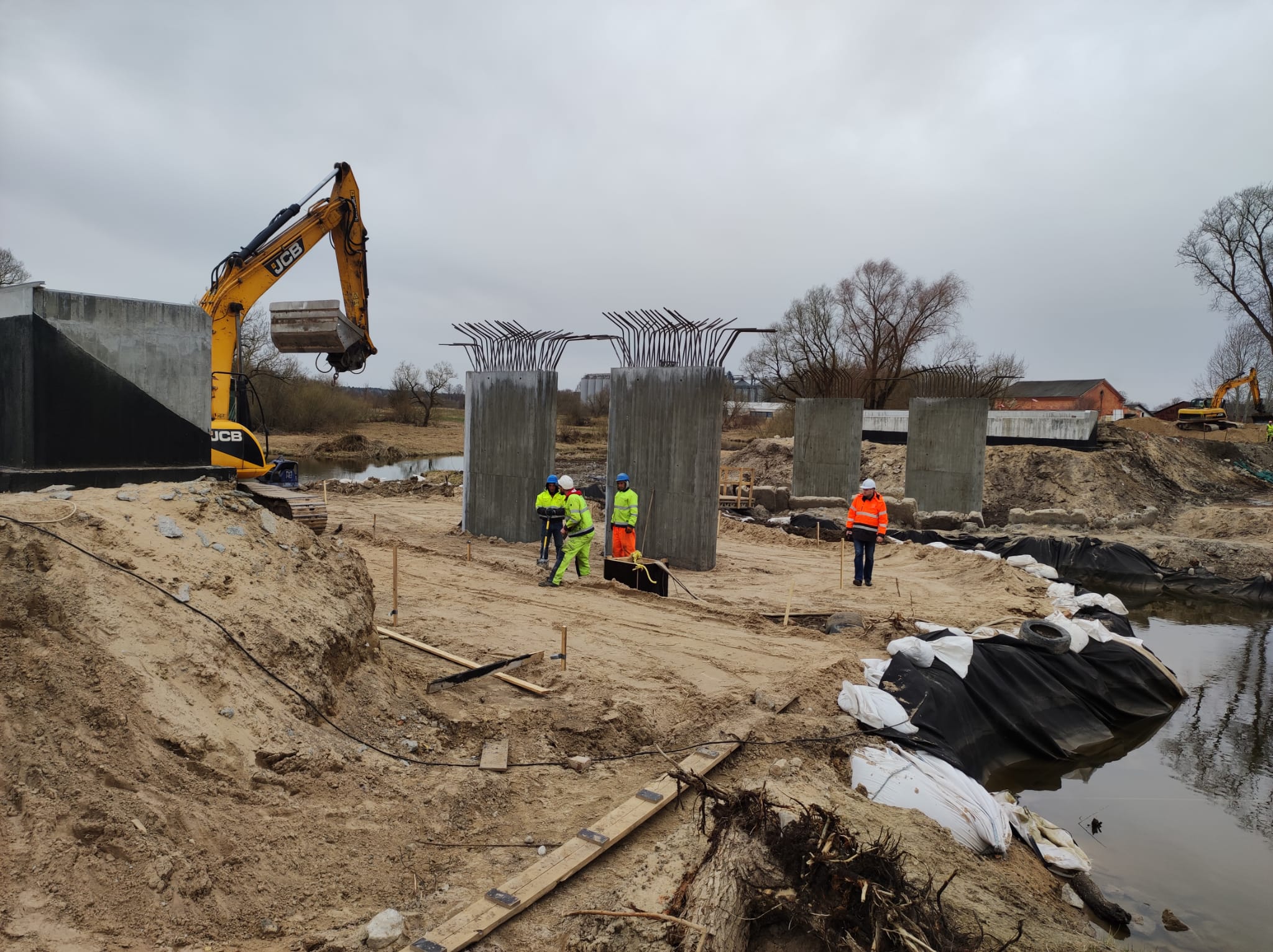 Jelgavā jaunajam tiltam pār Platoni būvē konstrukcijas