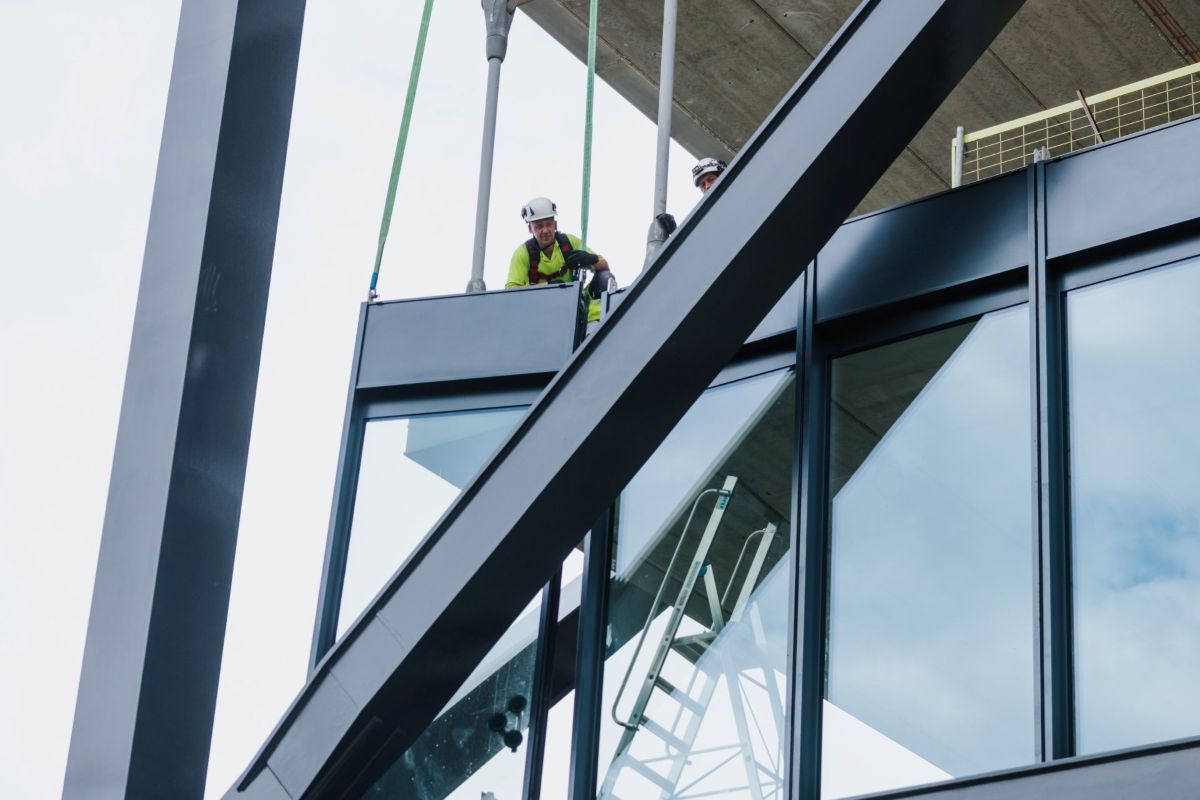 “Preses Nama Kvartālā” sāk alumīnija-stikla fasādes elementu uzstādīšanu