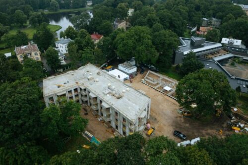 Nosvinēti spāru svētki jaunajā dzīvojamo māju projektā “Poēzija”