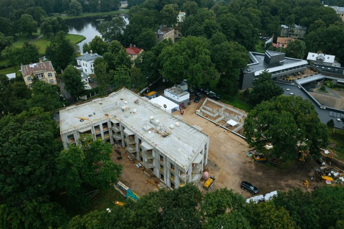 Nosvinēti spāru svētki jaunajā dzīvojamo māju projektā “Poēzija”