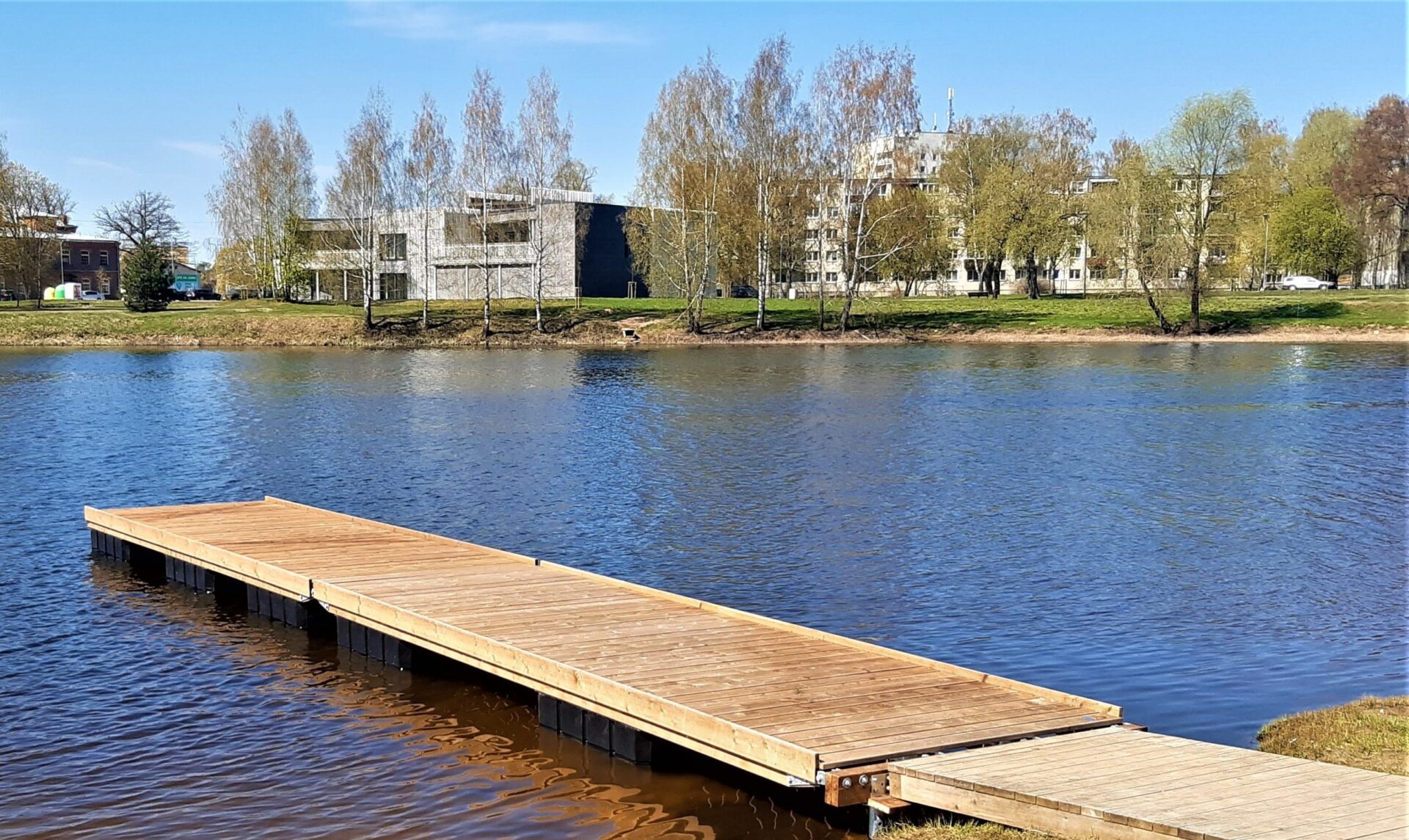 Vējupes peldvietā Ādažos izbūvēta jauna pontonlaipa