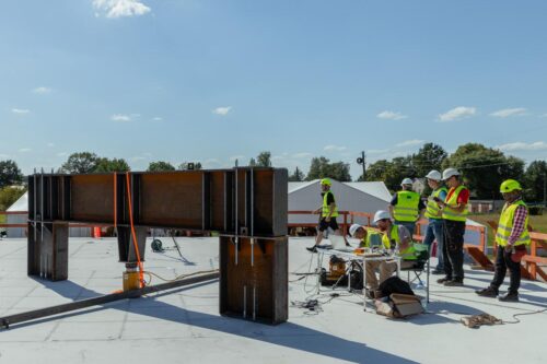 Veikts centrālā laiduma slodzes tests tērauda šķiedru pastiprinātajam pašspriegojošajam betonam