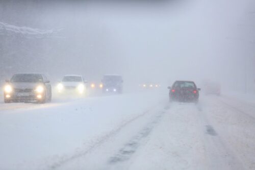 Uz ceļiem veidojas sniega sanesumi un apledojums
