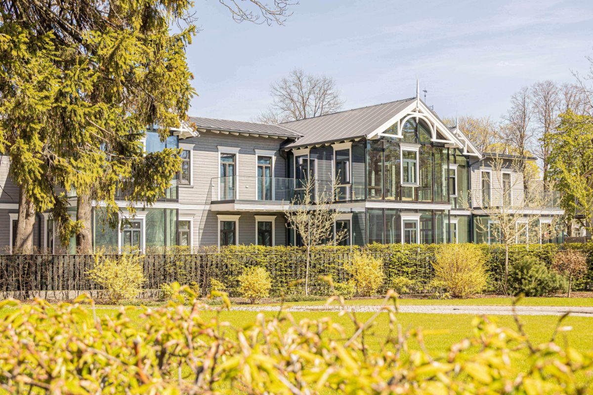 Liepājā atjaunota vēsturiska Šveices stilā būvēta ēka