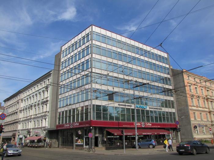 Sākti pārbūves darbi biroju ēkai Raiņa bulvārī 25