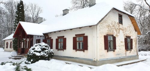 Atjaunos Raiņa muzeja muižas pārvaldnieka ēku