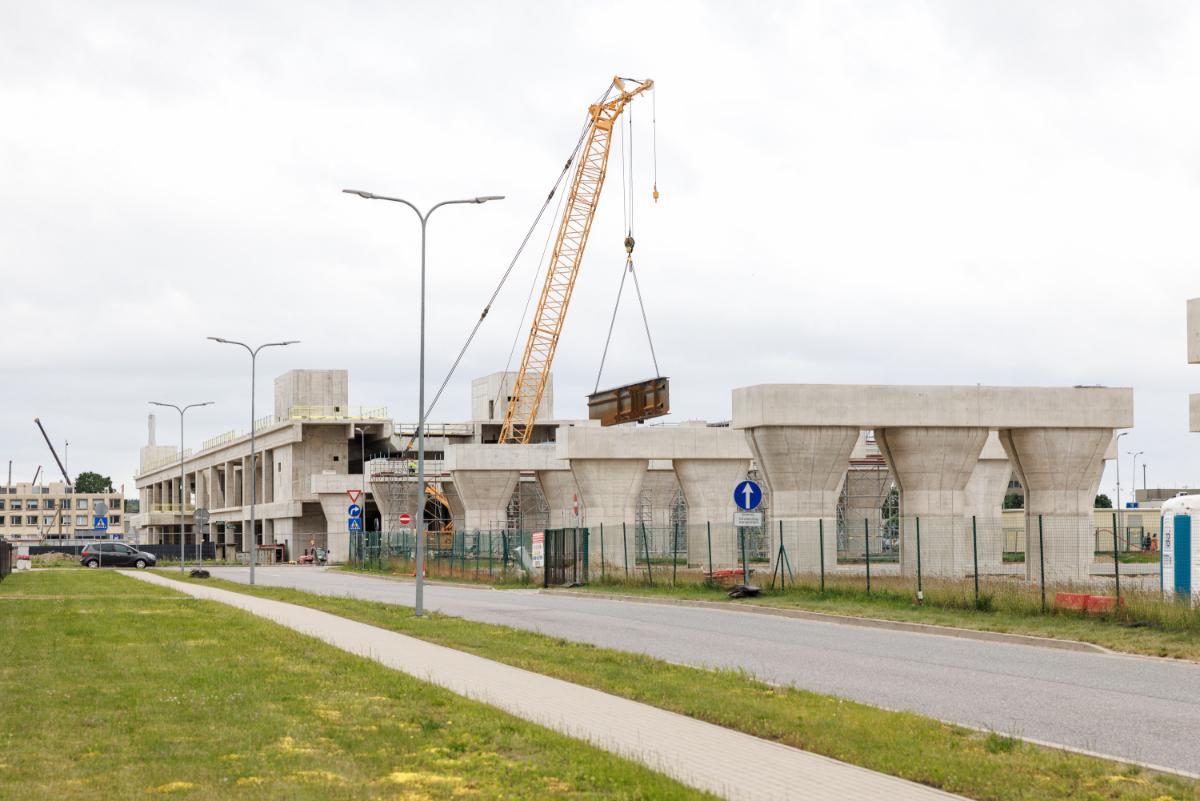 Top “Rail Baltica” stacijas ēka un sliežu ceļš pie lidostas