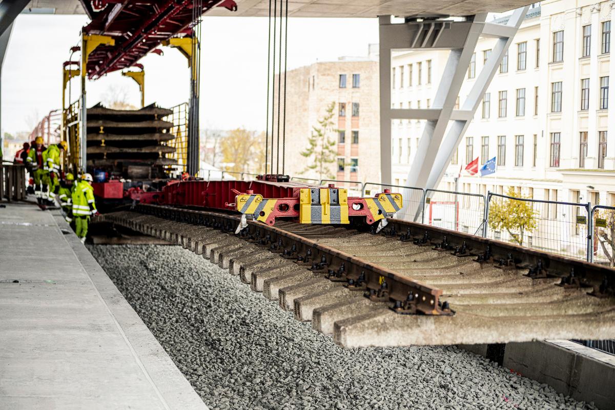 Notiek sliežu ieklāšana “Rail Baltica” Rīgas Centrālās stacijas daļā