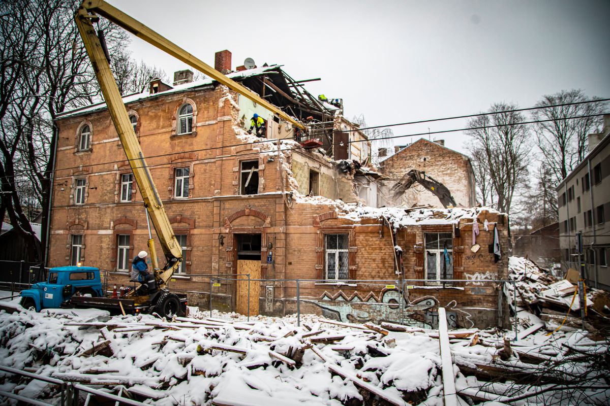 Cietušajai Melnsila ielas ēkai nostiprinās konstrukcijas