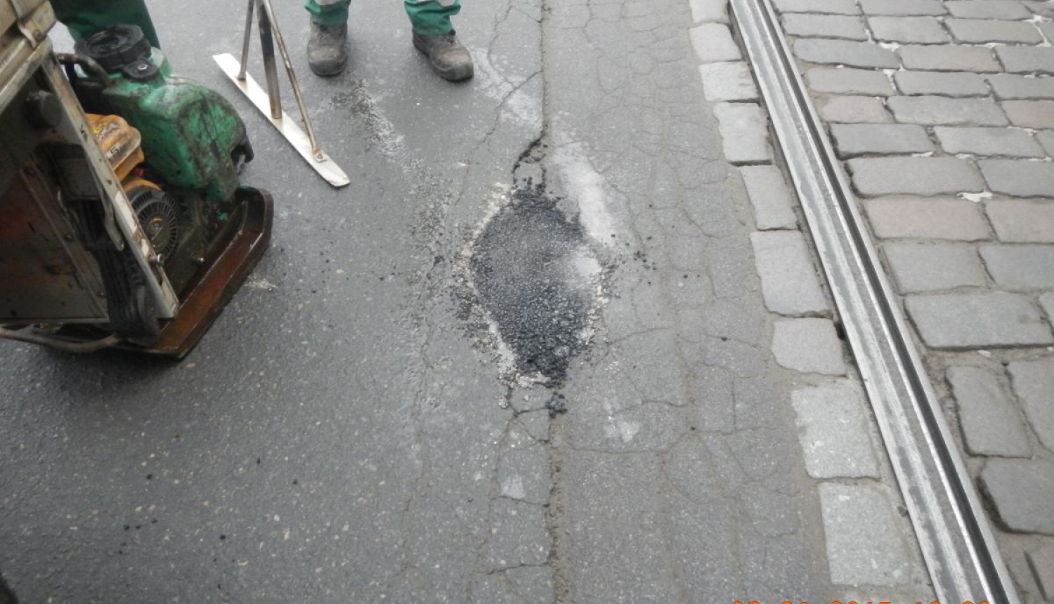 Aicina ziņot par satiksmei bīstamu bedru veidošanos Rīgā