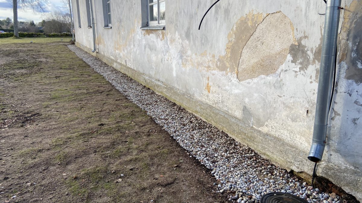 Izbūvēta ēkas pamatu drenāžas sistēma Rendas baznīcā