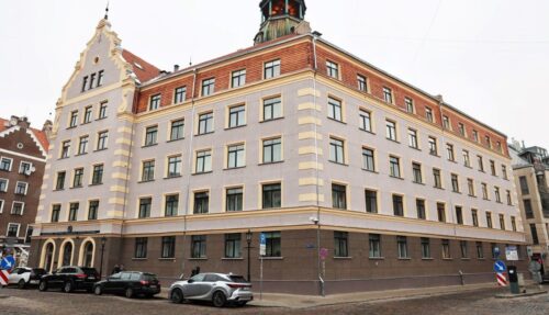 Ar pašvaldības atbalstu dzīvokļu īpašnieki atjauno nama fasādi Vecrīgā