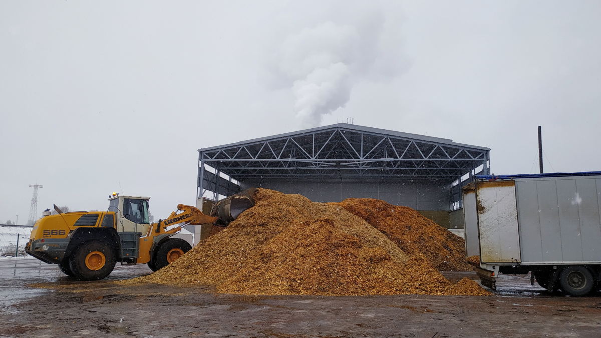 Rēzeknes centrā darbu sākusi jaunuzbūvētā šķeldas katlumāja