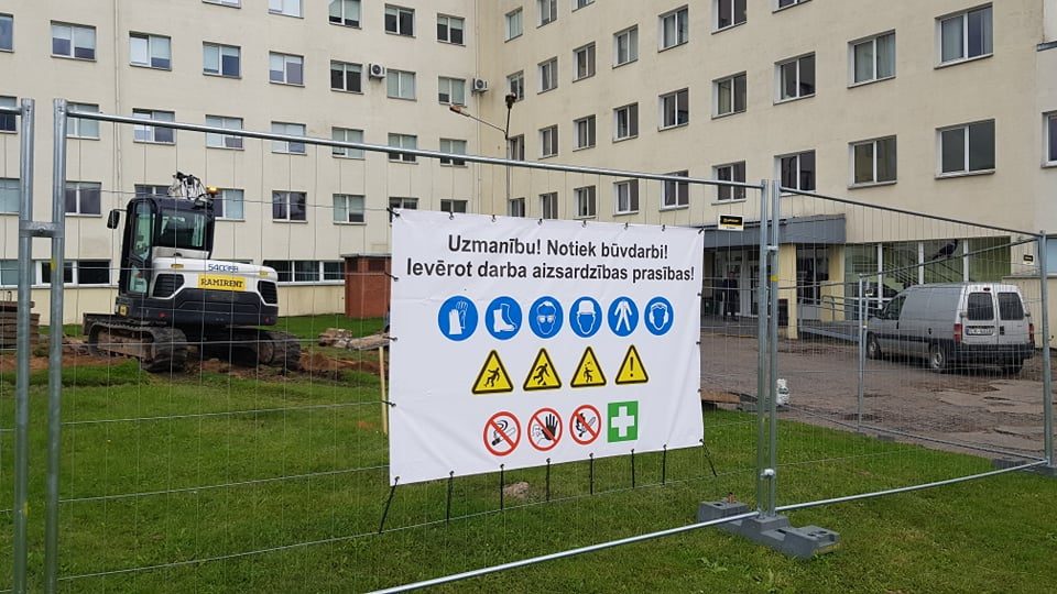 Atjaunos Rēzeknes slimnīcas stacionāra fasādi