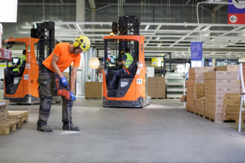 Ekspansīvu ģeopolimēru izmantošana betona grīdas plātņu iesēšanās mazināšanai