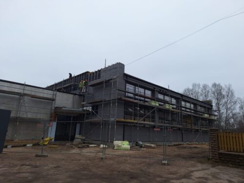 Uzlabo energoefektivitāti Rīgas Basketbola skolas ēkā