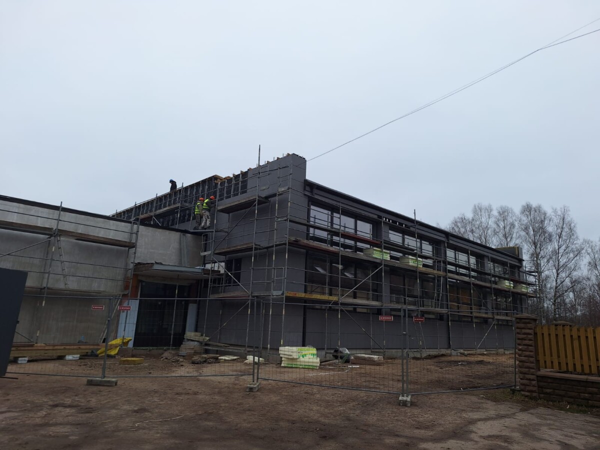 Uzlabo energoefektivitāti Rīgas Basketbola skolas ēkā