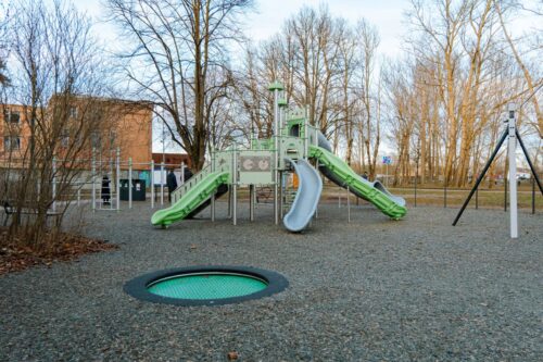 Bolderājā izbūvēts jauns rotaļu un aktīvās atpūtas laukums