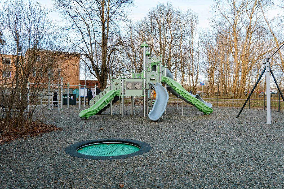 Bolderājā izbūvēts jauns rotaļu un aktīvās atpūtas laukums