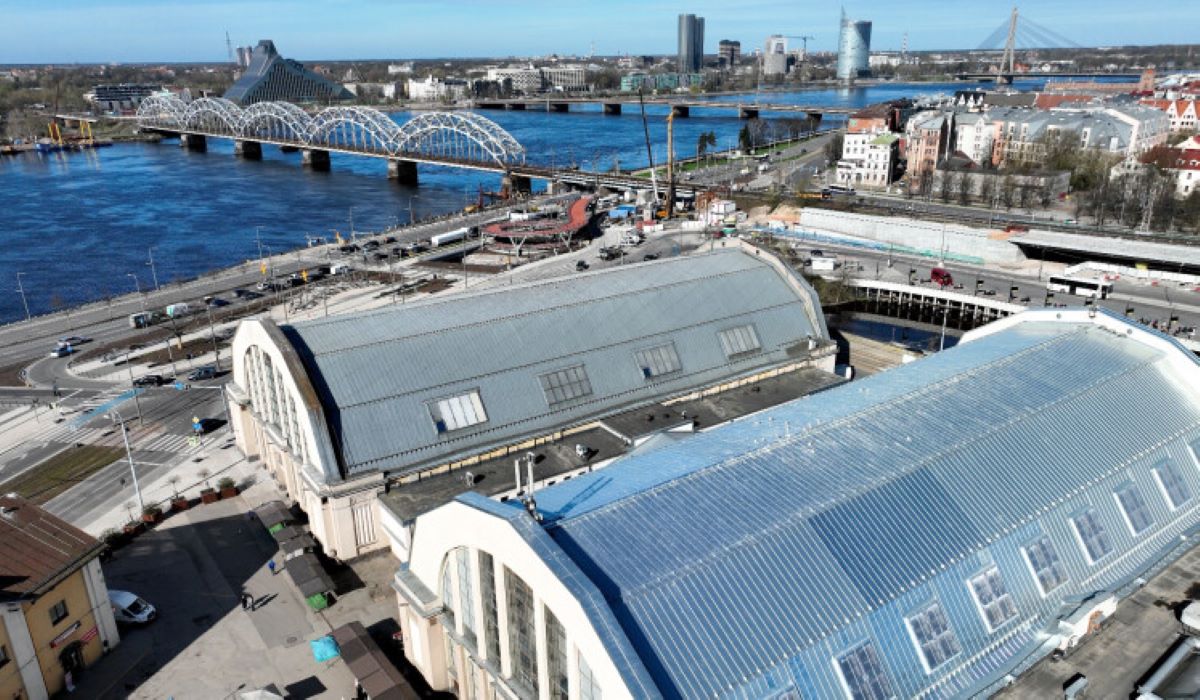 Nomainīts Rīgas Centrāltirgus Sakņu paviljona jumts