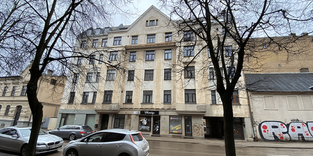 Atjauno fasādi 1912. gadā celtai ēkai Rīgas vēsturiskajā centrā