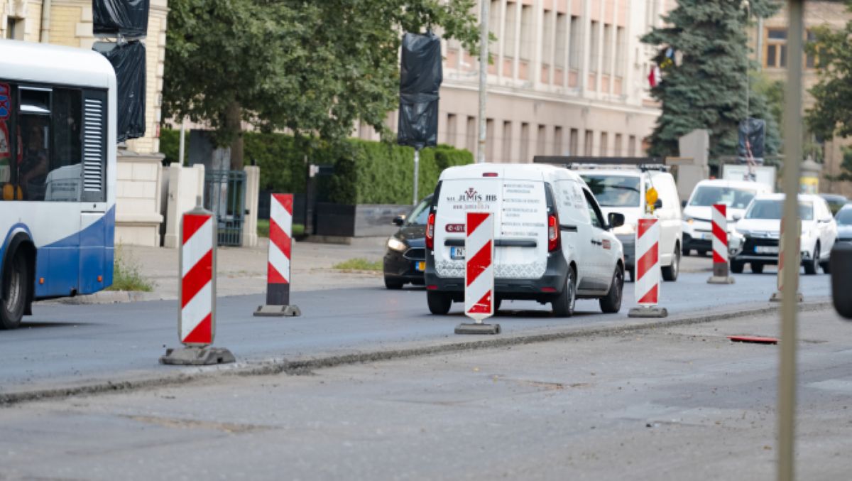 Turpinās seguma atjaunošana asfaltētajās Rīgas ielās