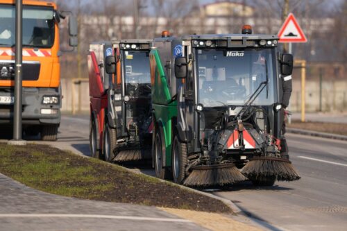 Rīgā sākta ielu un pārvadu uzkopšana pēc ziemas sezonas