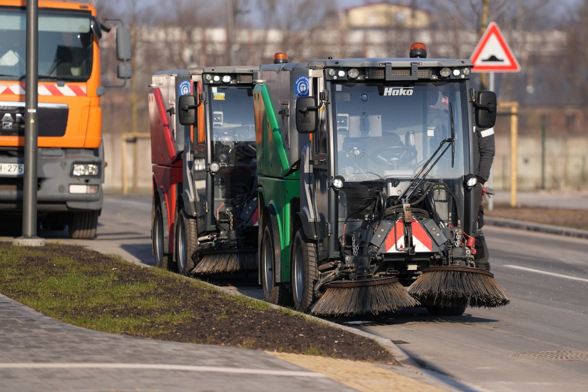 Rīgā sākta ielu un pārvadu uzkopšana pēc ziemas sezonas