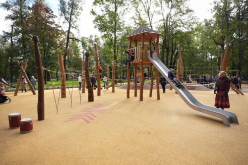 Rīgā, Viesturdārzā, atklāts bērnu rotaļu laukums tautasdziesmu motīvos